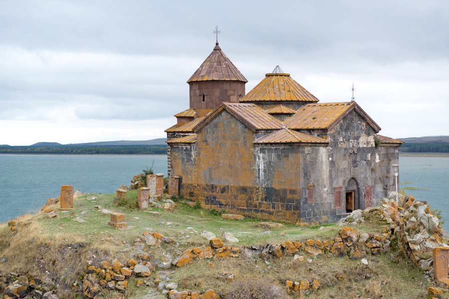 Монастырь Айраванк в окрестностях Гегаркуника