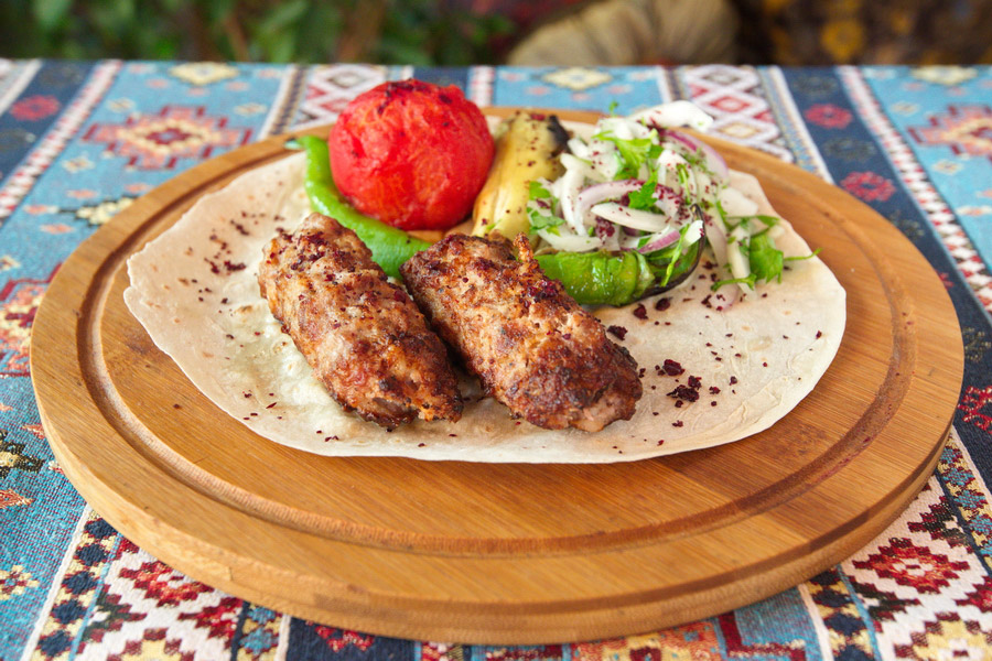 Platos azerbaiyanos con carne, lyulya kebab