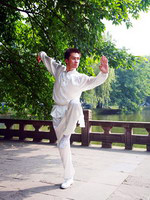 Молодой человек, показывающий один из элементов китайского Кунг-фу, Китай