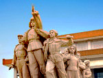 Новейшая история Китая: Памятник перед мавзолеем Мао Цзэдуна на площади Тяньаньмэнь