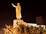 Новейшая история Китая: Статуя Мао на площади Чжуншань, Шеньян, провинция Ляонин