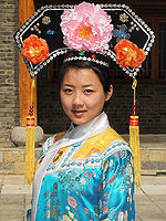 Население Китая: Девушка принадлежащая маньчжурской этнической группе в традиционной одежде