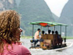 Туристка, путешествующая на лодке по реке в Китае