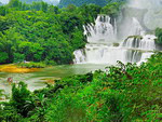 Водопад Так- Тин. Во время  сезона дождей ширина водопада достигает 208 метров