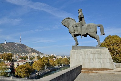 Памятник Вахтангу Горгасали, храм Метехи, Тбилиси