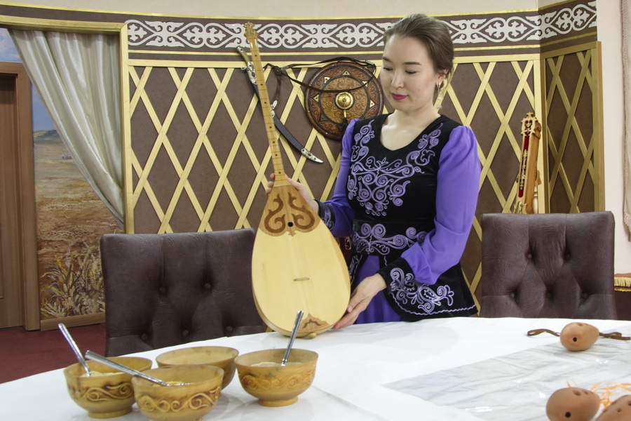 カザフスタン文化、カザフの音楽
