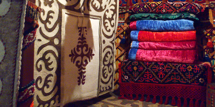 Кыргызские ковры в интерьере юрты