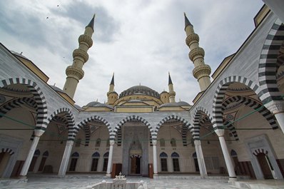 アシガバートのエルトゥールル ガジ モスク