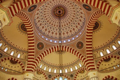 アシガバートのエルトゥールル ガジ モスク