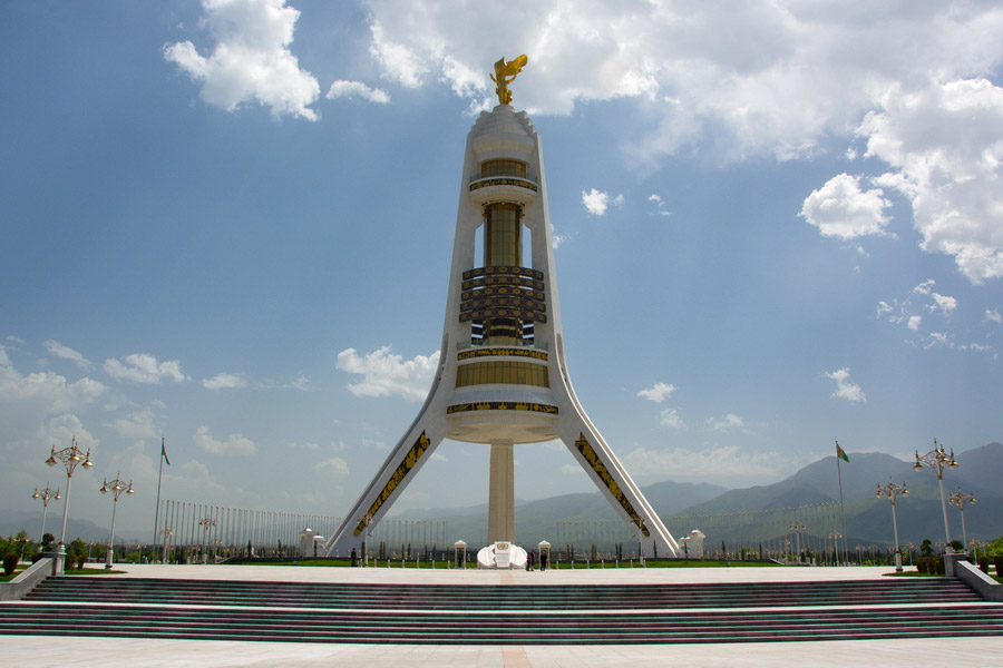 観光スポット アシガバートにて 中立記念碑
