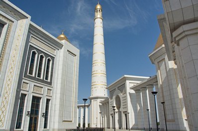 トルクメンバシ・ルヒー・モスク、アシガバート近郊