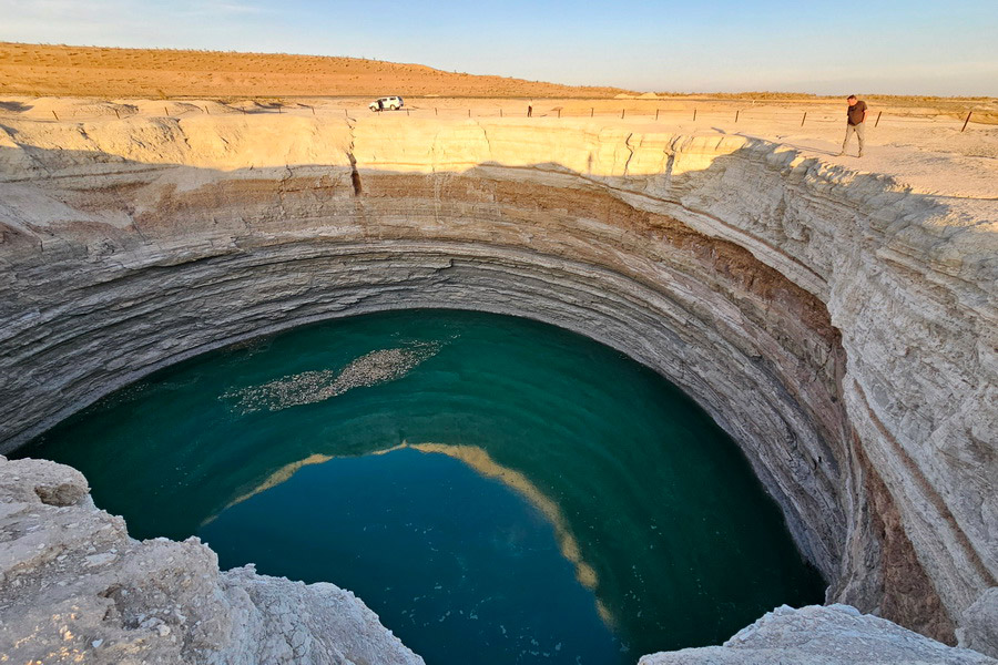 Los cráteres de lodo y agua cerca de Darvaza, Turkmenistán