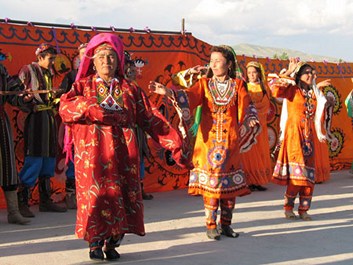 Танцы на фестивале в Байсуне