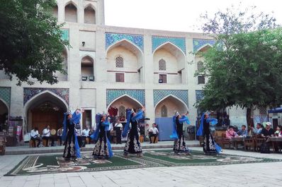 Espectáculo folclórico en la madraza Nadir Divan-Begi, Bujará