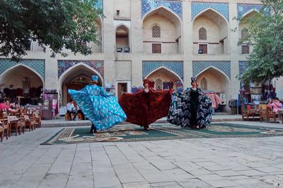 Espectáculo folclórico en la madraza Nadir Divan-Begi, Bujará