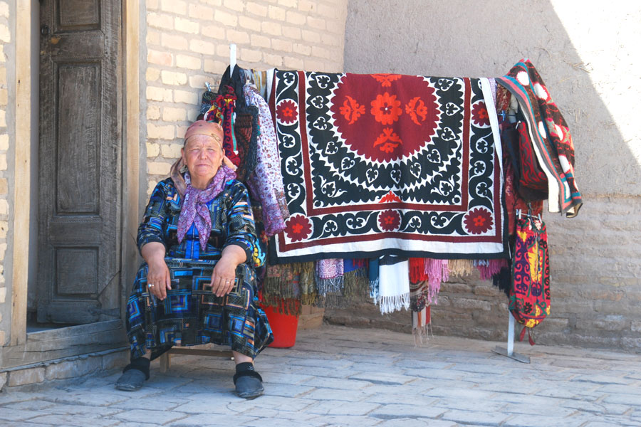 Vendedor de suzane, compras en Khiva