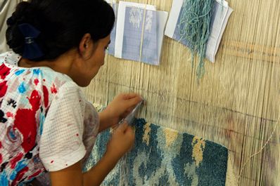 Процесс производства на шелковой фабрике Ёдгорлик, Маргилан, Узбекистан