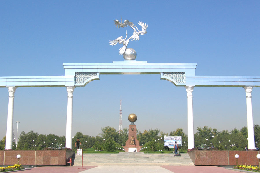 Арка Эзгулик, Площадь Независимости
