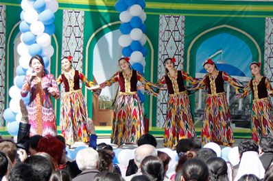 Праздничные выступления в честь Навруза. Узбекистан