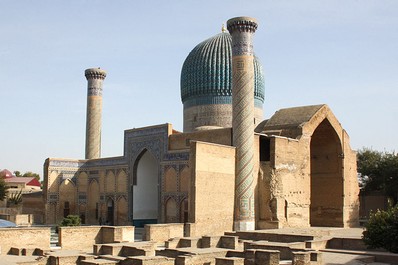 Les coupoles et les minarets du mausolée Gur-Emir à Samarkand, l’Ouzbékistan