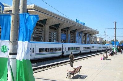 サマルカンド鉄道駅のプラットホーム、ウズベキスタン