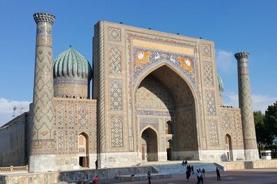 Grande entrée de la madrasa Cher-Dor à Samarkand, en Ouzbékistan