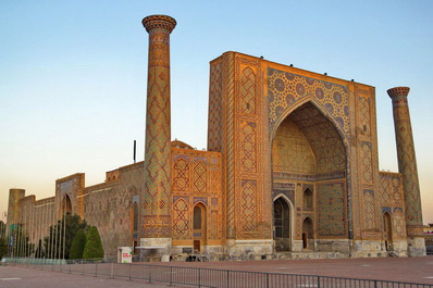 Madrassa di Ulughbek, Piazza Registan