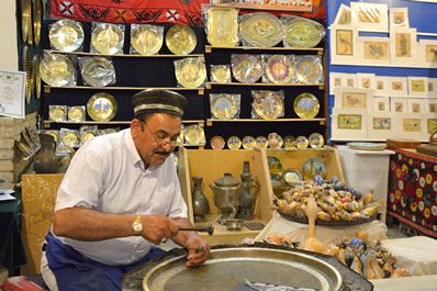 Souvenirs Uzbekos Tradicionales - piezas de arte de metal