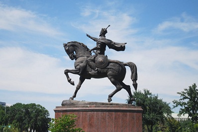 Plaza de Amir Timur - Guía de Escala en Tashkent