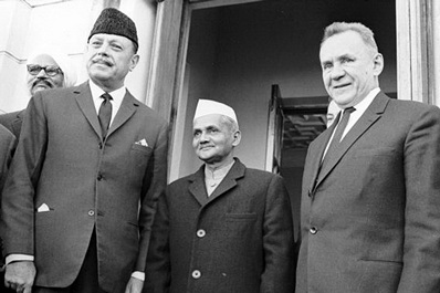 Президент Пакистана Айюб Хан, премьер-министр Индии Лал Бахадур Шастри и председатель совета министров СССР Косыгин, Ташкент, 1966 год