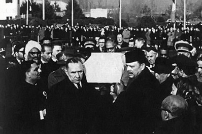 Похоронная процессия Шастри с председателем совета министров СССР Косыгиным и президентом Пакистана Айюб Ханом, Ташкент, 1966 год