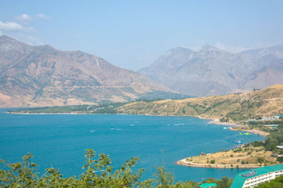 Lac de Montagne Tcharvak. Voyage en Ouzbékistan
