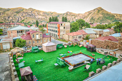 Двор, Гостиница Goris