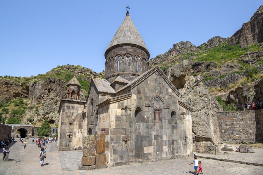 Monasterio de Geghard cerca de Garni