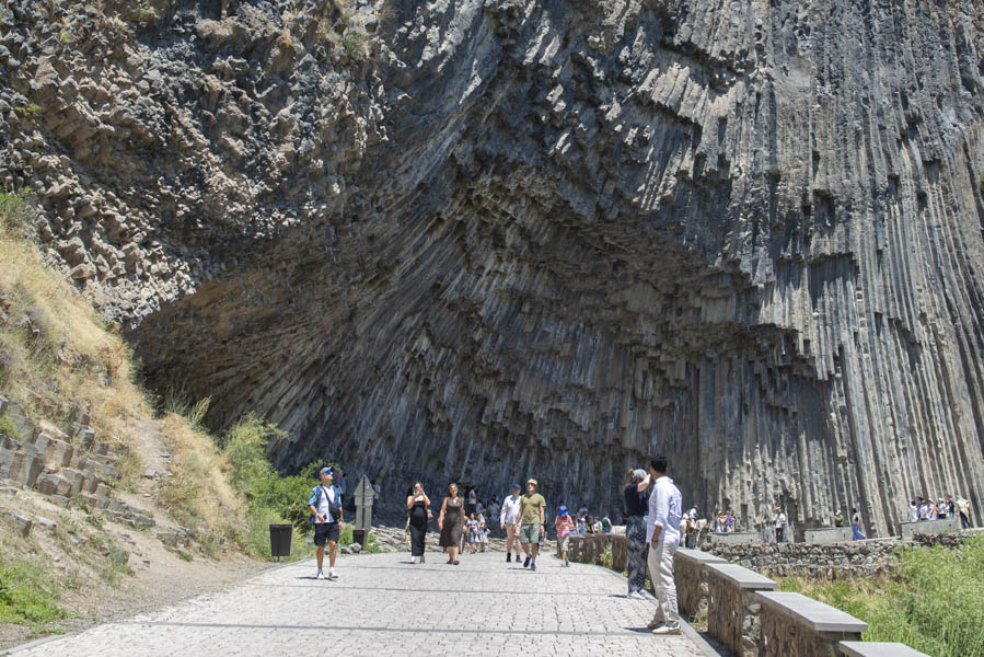 Symphony of Stones, Garni