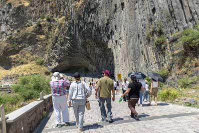 Symphony of Stones, Garni