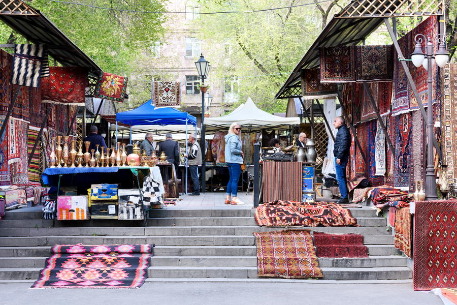 Mercado artesanal Vernissage, Ereván