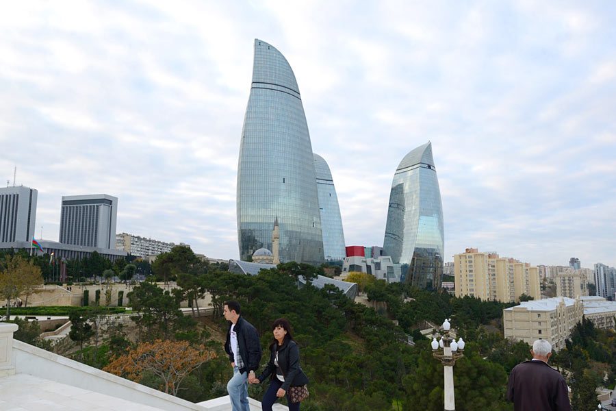 Torres de la Llama (Flame Towers): Monumentos y Sitios de Interés en Bakú