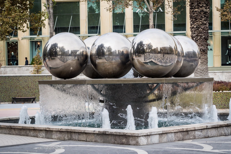 Plaza de las Fuentes: Monumentos y Sitios de Interés en Bakú