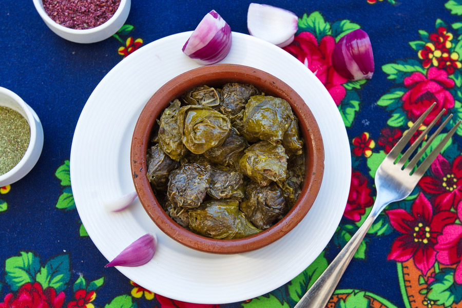 Platos azerbaiyanos con carne, dolma