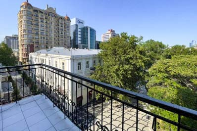 Балкон, Гостиница Азкот
