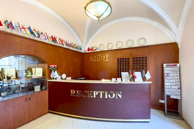 Ресепшн, Гостиница Азкот