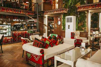 Interior, Passage 145