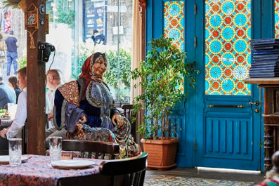 Зал, Ресторан Qaynana