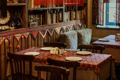 Зал, Ресторан Qaynana