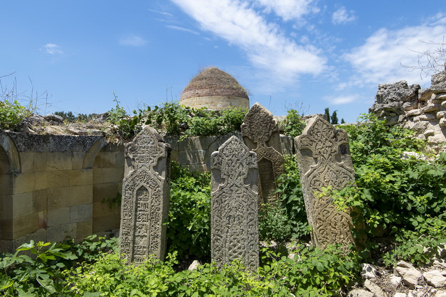 Cimitero di Yeddi Gumbaz, Shamakhi Cimitero di Yeddi Gumbaz, Shamakhi