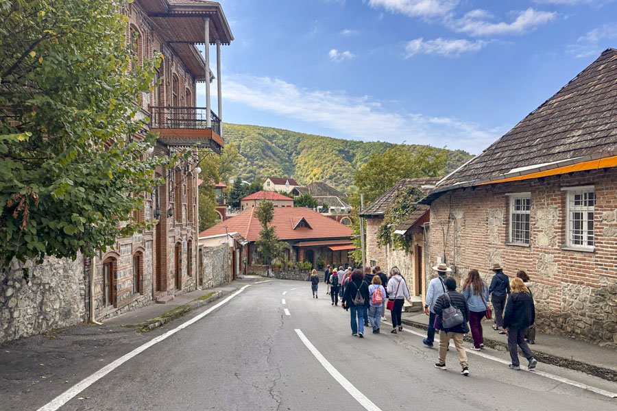 Calle Mirza Fatali Akhundzadeh en Sheki, Azerbaiyán Calle Mirza Fatali Akhundzadeh en Sheki, Azerbaiyán