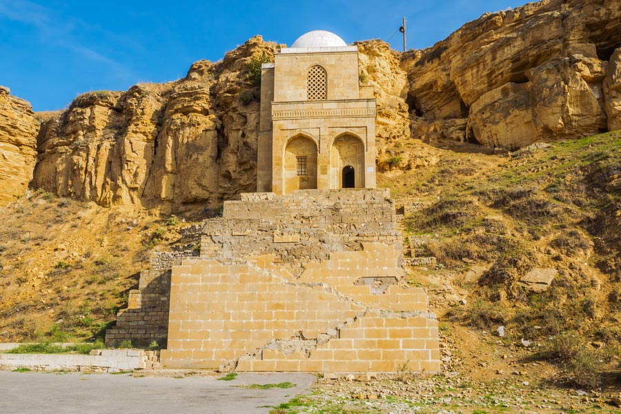 Мавзолей-мечеть Дири-Баба в окрестностях Шамахы
