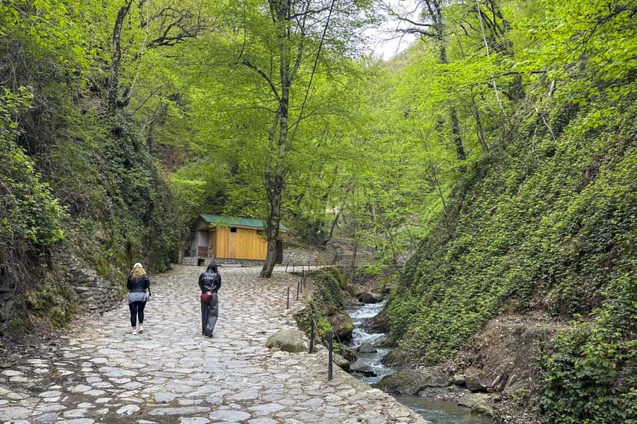 Camino a la cascada de Yeddi Gozel