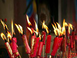 Красные свечи на счастье на китайский Новый год в храме